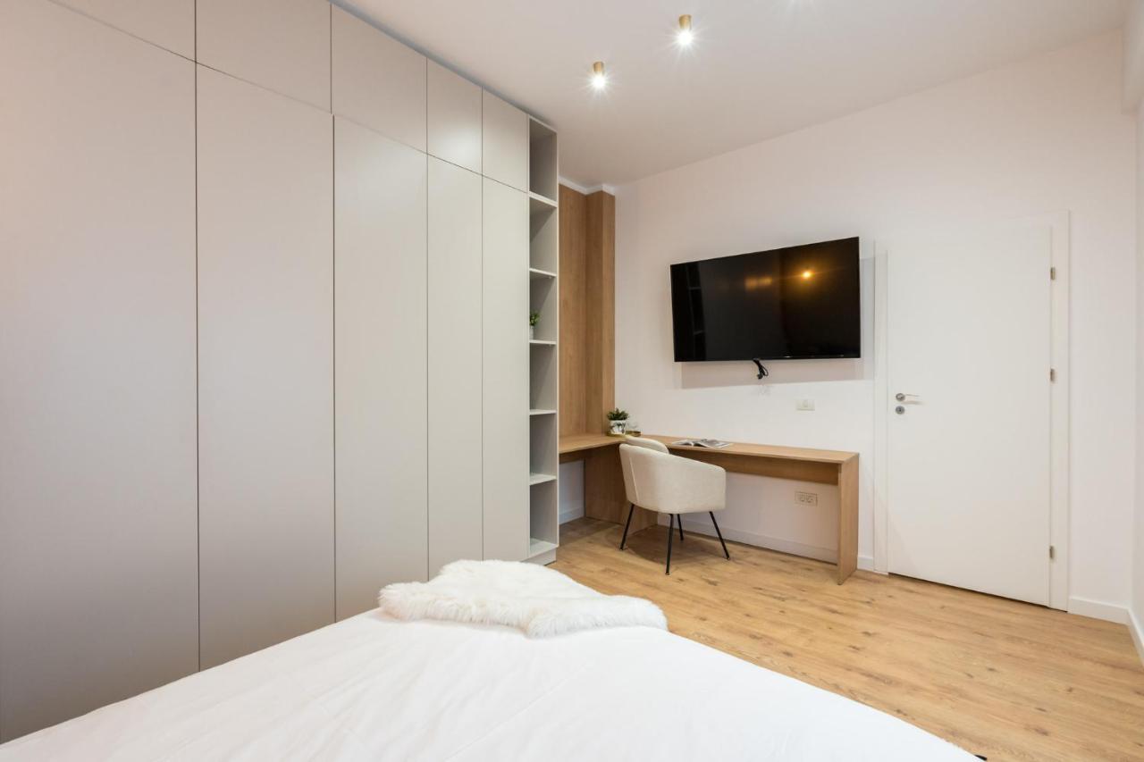 Crystal 3Bdr Apartment In Center Bucharest Exterior photo
