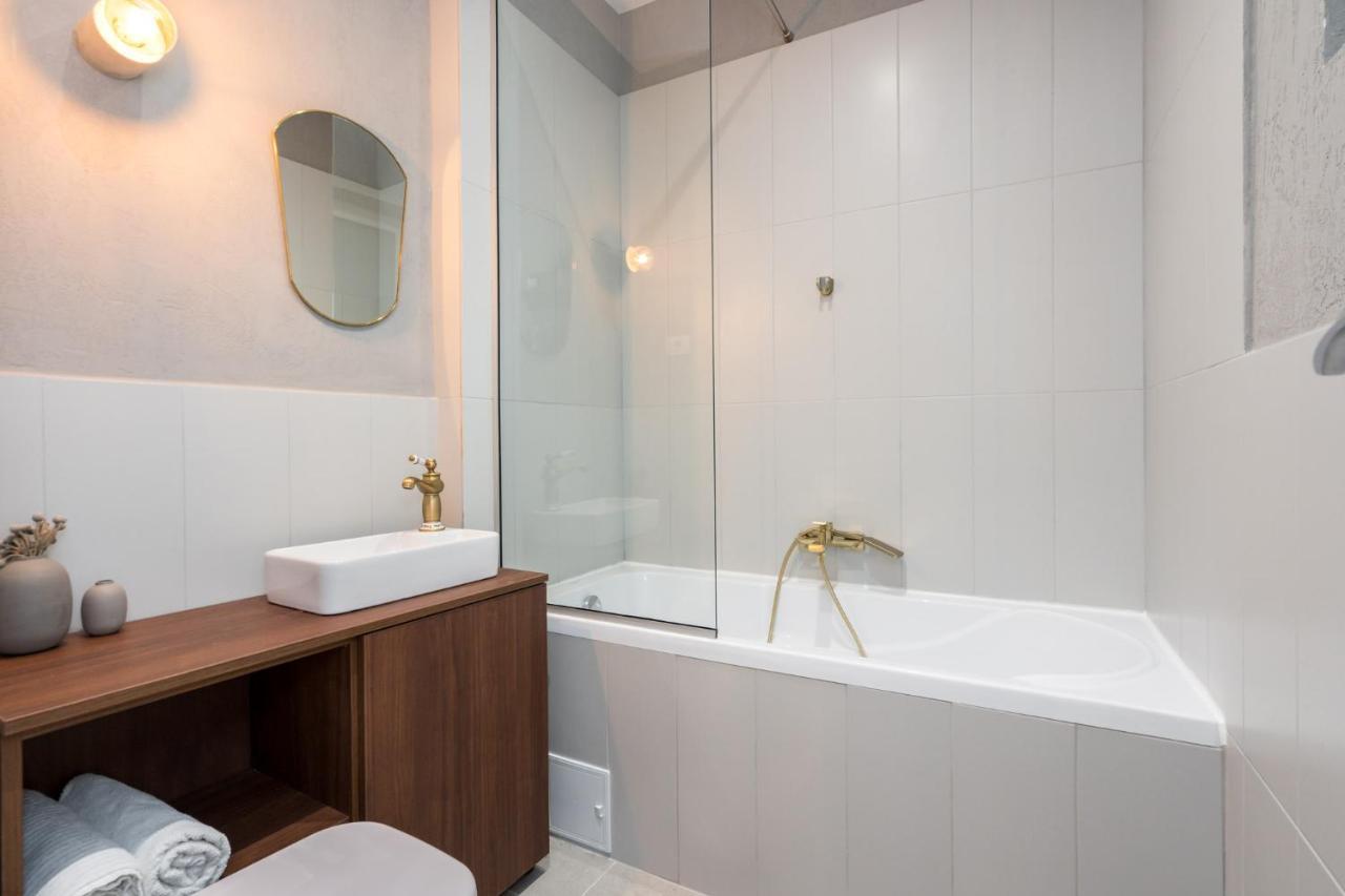 Crystal 3Bdr Apartment In Center Bucharest Exterior photo