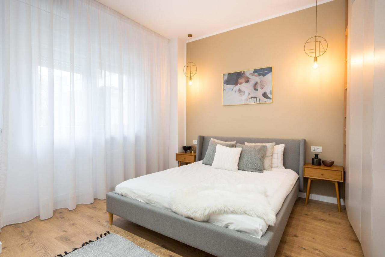 Crystal 3Bdr Apartment In Center Bucharest Exterior photo