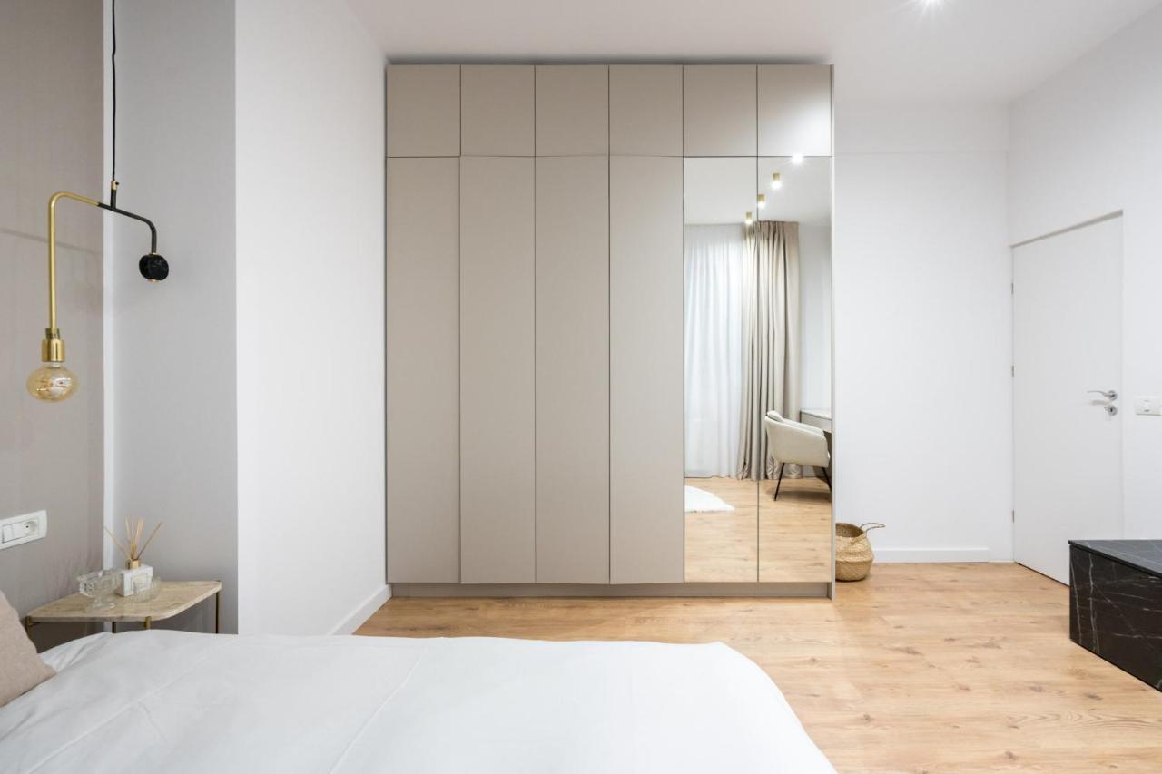 Crystal 3Bdr Apartment In Center Bucharest Exterior photo